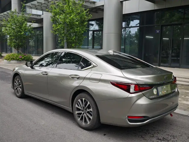 Lexus ES — Фото автомобиля 5