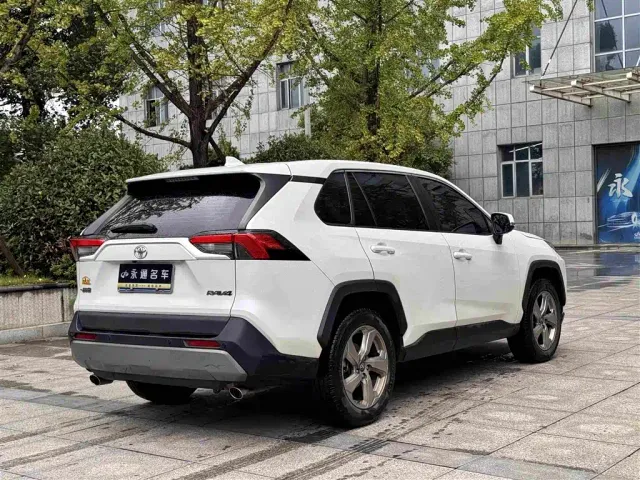 Toyota RAV4 — Фото автомобиля 10