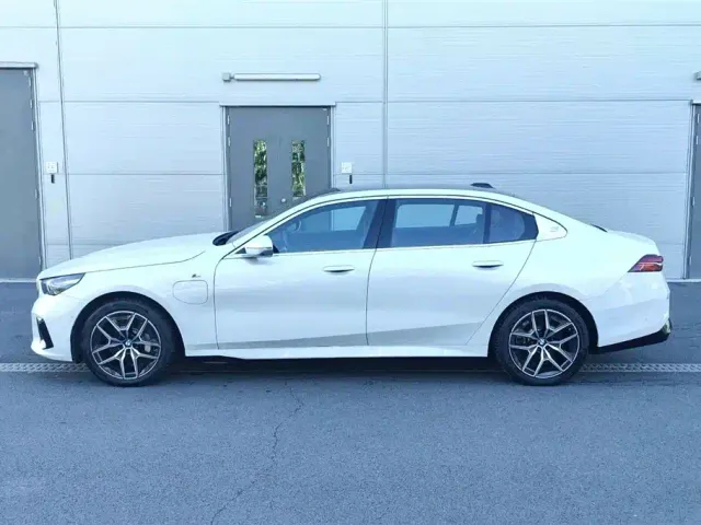 BMW i5 — Фото автомобиля 3