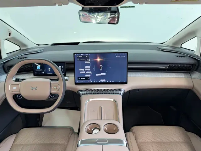 Xpeng X9 — Фото автомобиля 11
