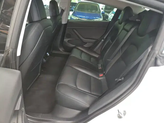 Tesla Model 3 — Фото автомобиля 16