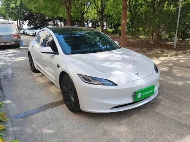 Tesla Model 3 — Фото автомобиля 21