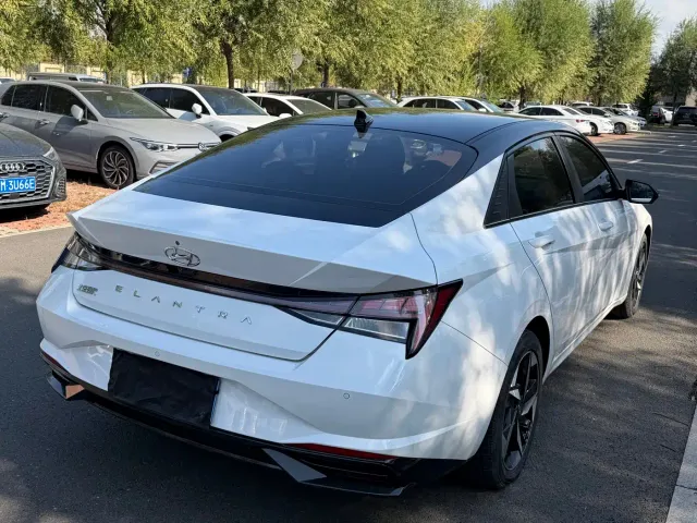 Hyundai Elantra 2022 1.5L CVT LUX Premium Edition — Фото автомобиля 5