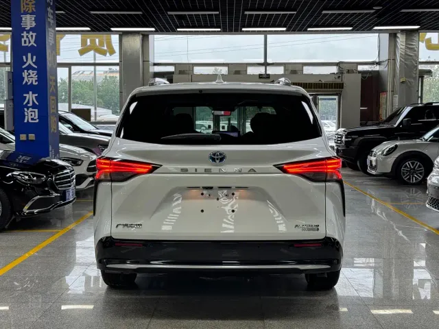 Toyota Sienna — Фото автомобиля 14
