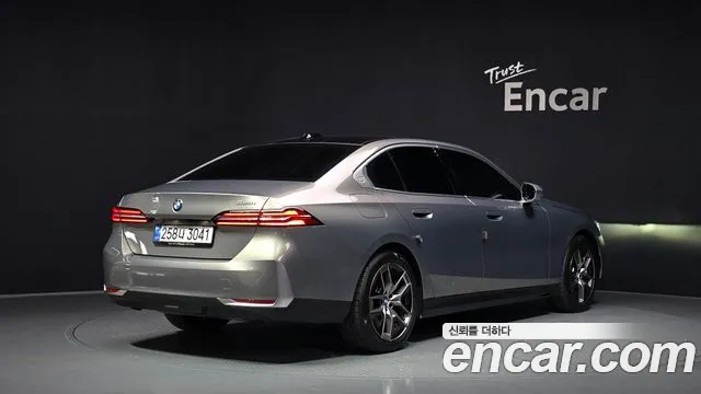 BMW 5-Series — Фото автомобиля 2