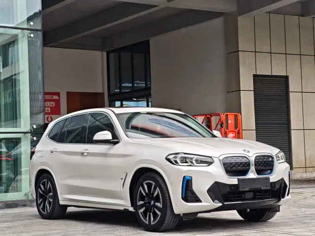 BMW iX3 — Фото автомобиля 6