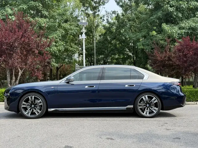 BMW i7 — Фото автомобиля 2