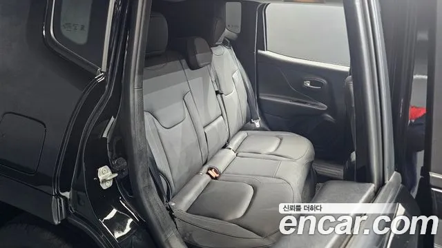 Jeep Renegade — Фото автомобиля 11