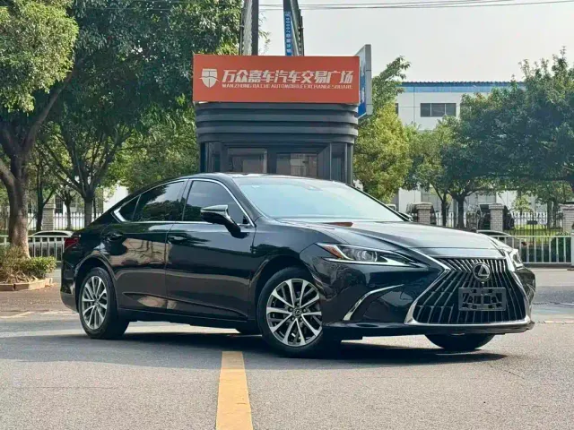 Lexus ES — Фото автомобиля 3