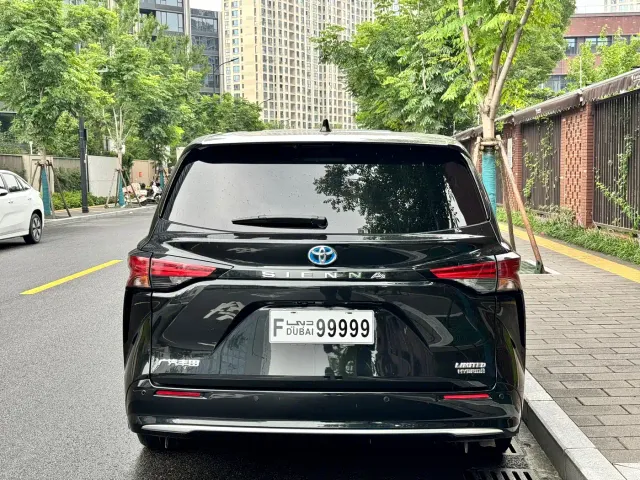 Toyota Sienna — Фото автомобиля 3