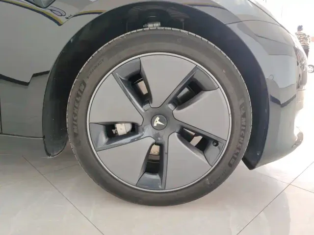Tesla Model 3 — Фото автомобиля 6