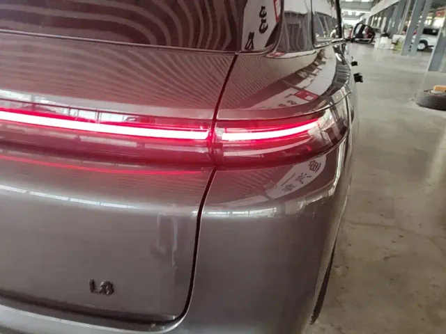 Li Auto L8 — Фото автомобиля 7