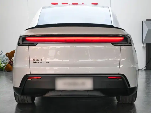 Tesla Model Y L — Фото автомобиля 5