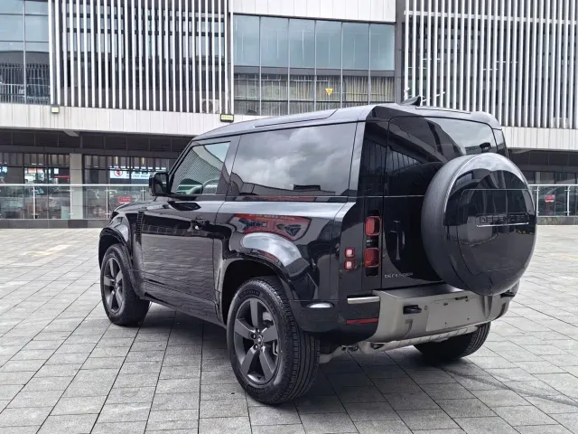 Land Rover Defender — Фото автомобиля 7