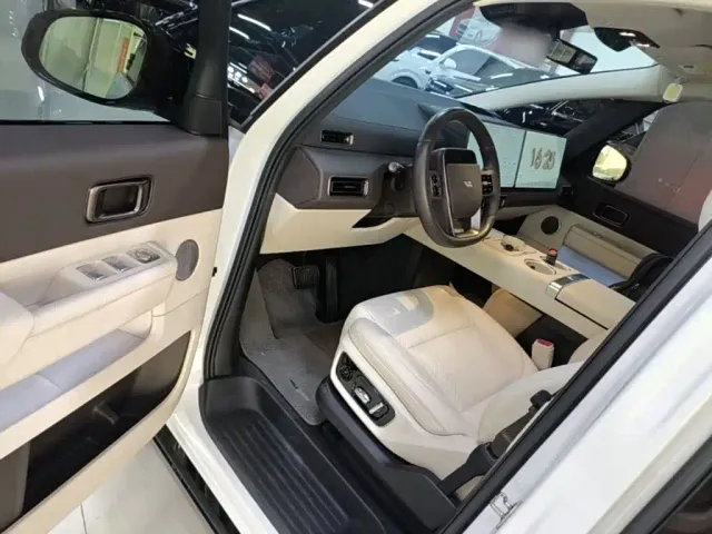 Li Auto MEGA — Фото автомобиля 15