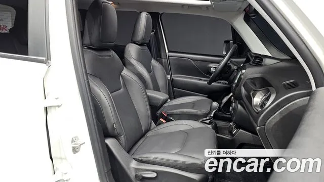Jeep Renegade — Фото автомобиля 11