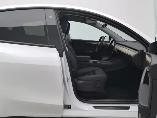 Tesla Model Y — Фото автомобиля 23