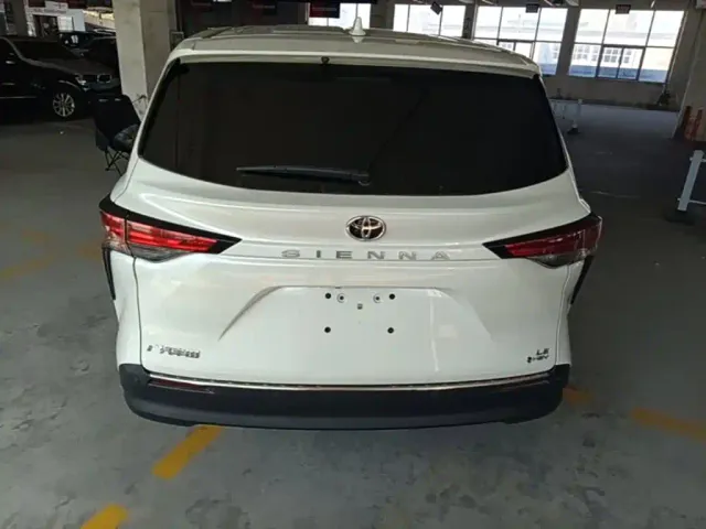 Toyota Sienna — Фото автомобиля 5