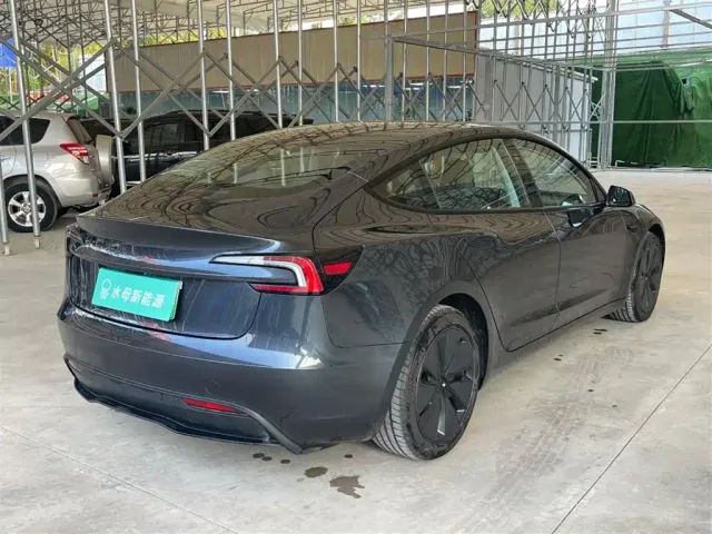 Tesla Model 3 — Фото автомобиля 12