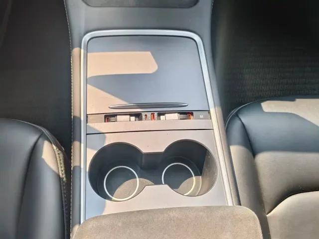 Tesla Model Y — Фото автомобиля 8