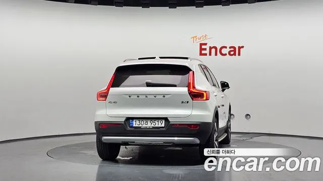 Volvo XC40 — Фото автомобиля 4