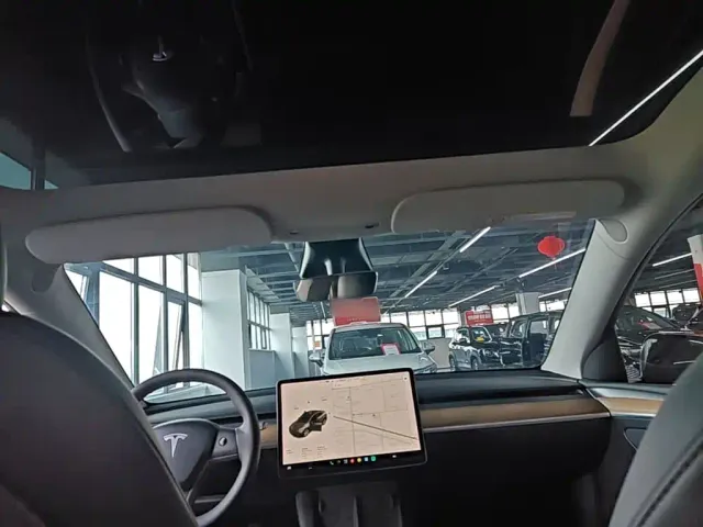 Tesla Model Y — Фото автомобиля 17