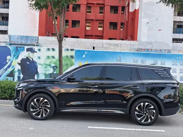 Hongqi HS7 PHEV — Фото автомобиля 11