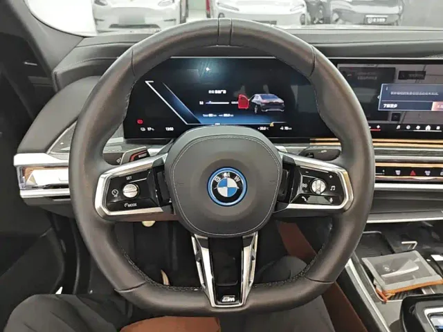 BMW i7 — Фото автомобиля 10