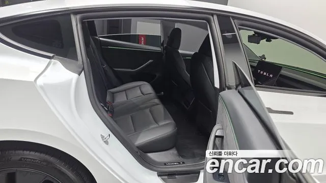 Tesla Model 3 — Фото автомобиля 12