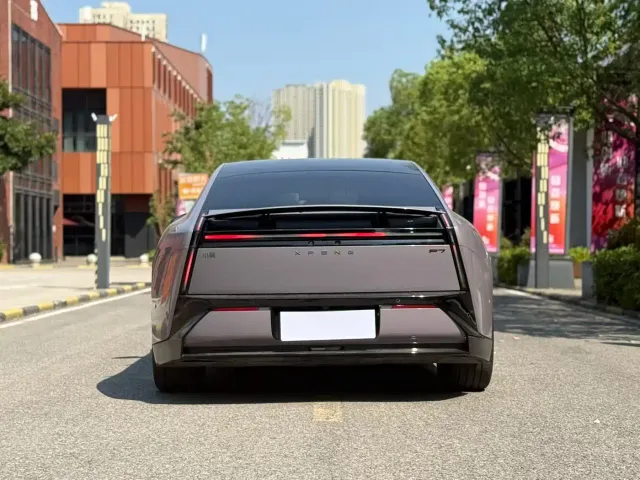 Xpeng P7 — Фото автомобиля 8