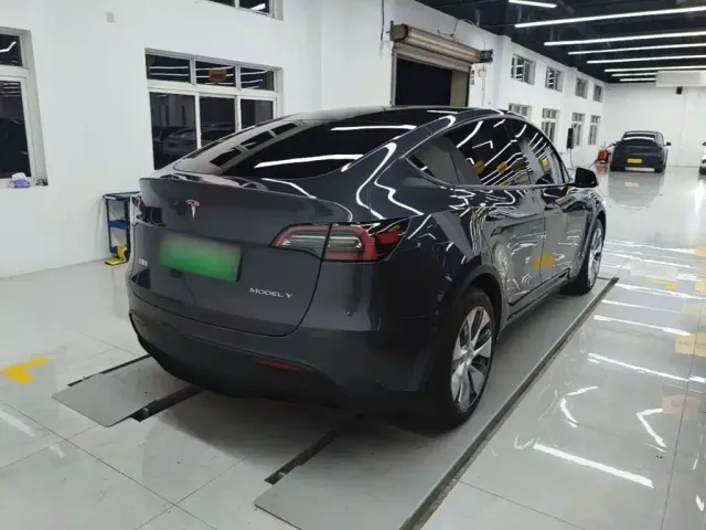 Tesla Model Y — Фото автомобиля 6