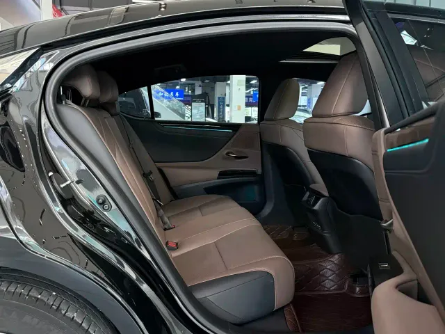 Lexus ES — Фото автомобиля 11