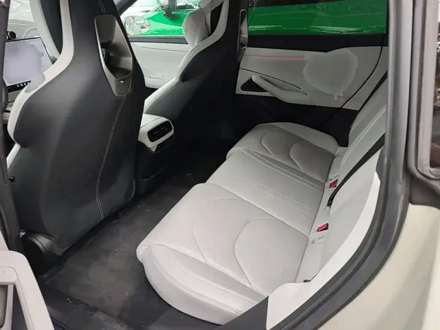 Xiaomi SU7 — Фото автомобиля 12