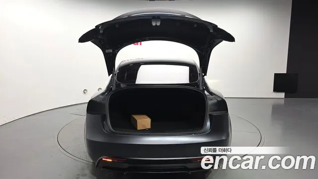 Tesla Model 3 — Фото автомобиля 27