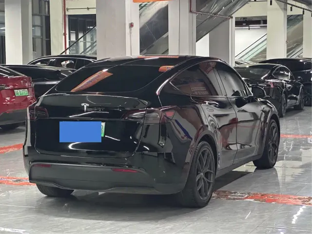 Tesla Model Y — Фото автомобиля 5