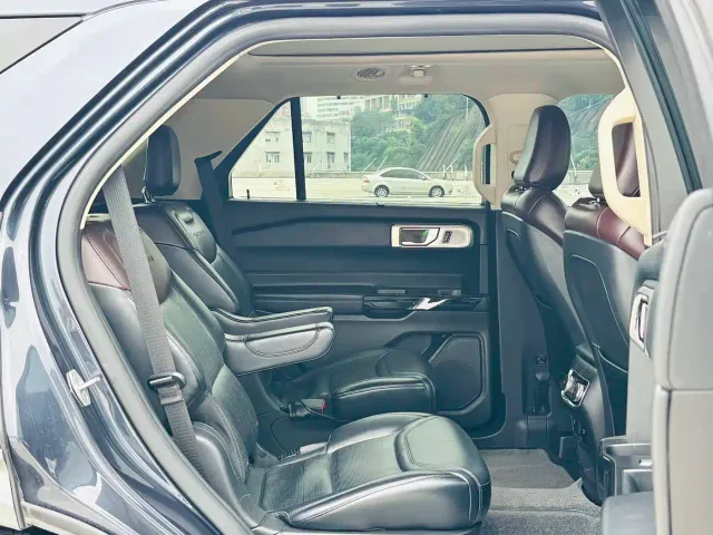 Ford Explorer — Фото автомобиля 15