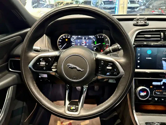 Jaguar XEL — Фото автомобиля 9