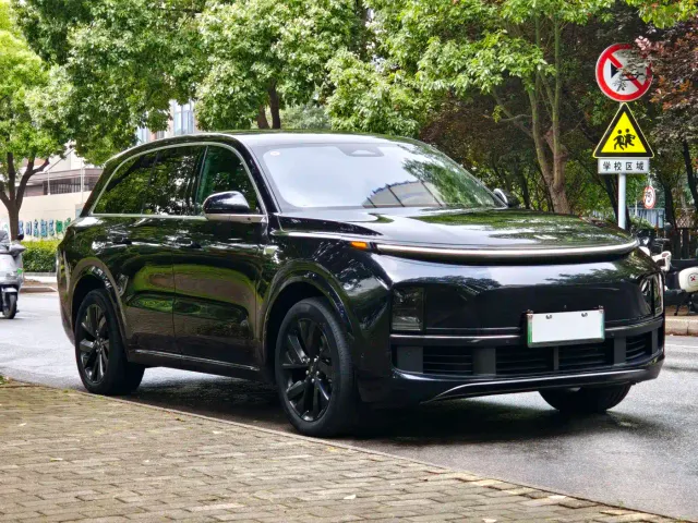 Li Auto L8 — Фото автомобиля 3