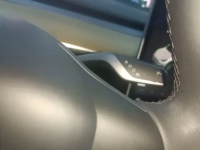 Tesla Model Y — Фото автомобиля 13