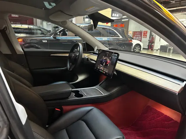 Tesla Model Y — Фото автомобиля 12