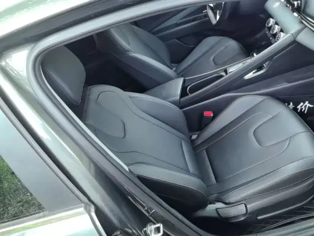 Hyundai Elantra — Фото автомобиля 24