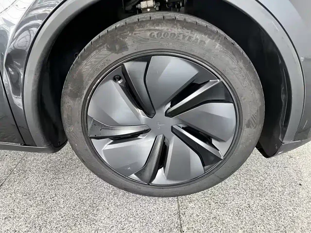 Tesla Model Y — Фото автомобиля 8