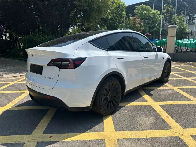 Tesla Model Y — Фото автомобиля 6