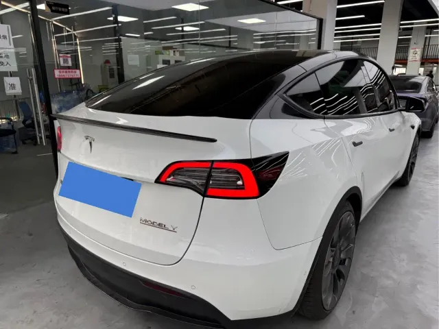 Tesla Model Y — Фото автомобиля 12