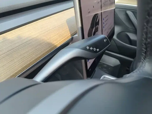 Tesla Model 3 — Фото автомобиля 13