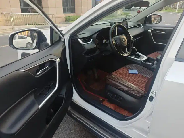 Toyota RAV4 — Фото автомобиля 9