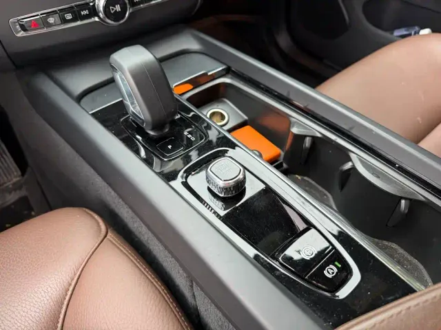 Volvo XC60 — Фото автомобиля 9