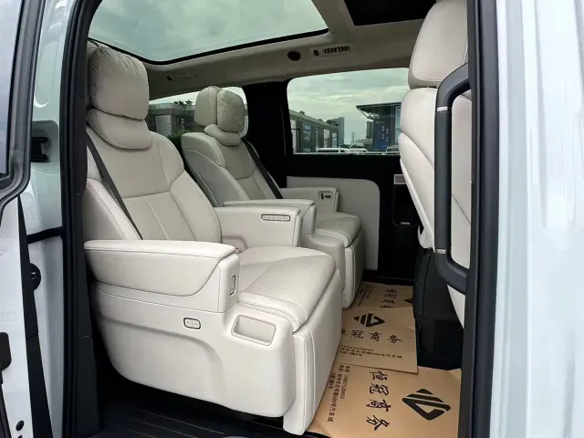 Li Auto MEGA — Фото автомобиля 13