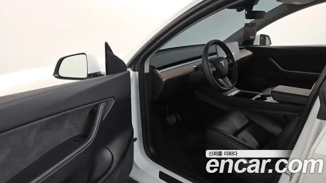 Tesla Model Y — Фото автомобиля 9