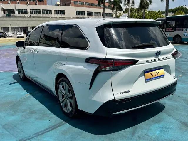 Toyota Sienna — Фото автомобиля 4